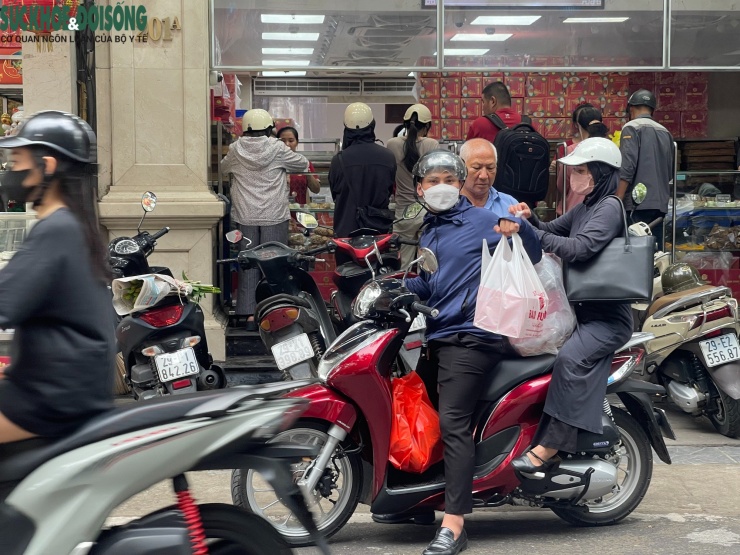 Không khí mua bán tại cơ sở Bảo Phương khá nhộn nhịp.