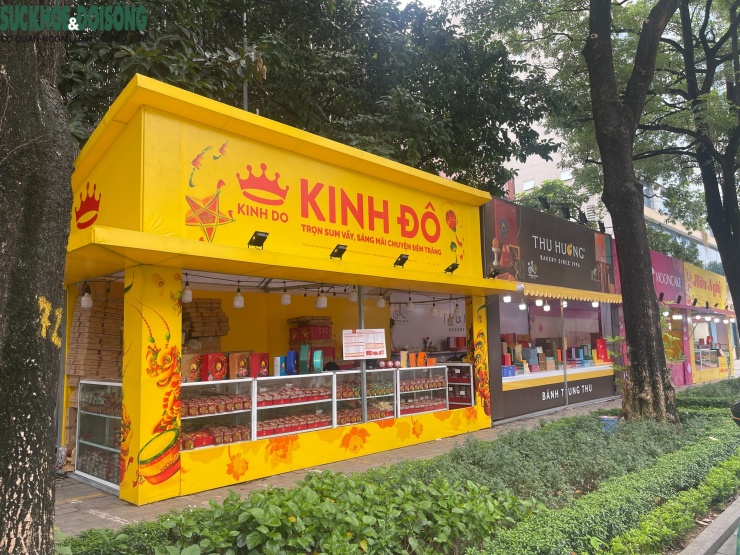 Không khí vẳng vẻ tại các quầy bánh hiện đại trên các vỉa hè Hà Nội.