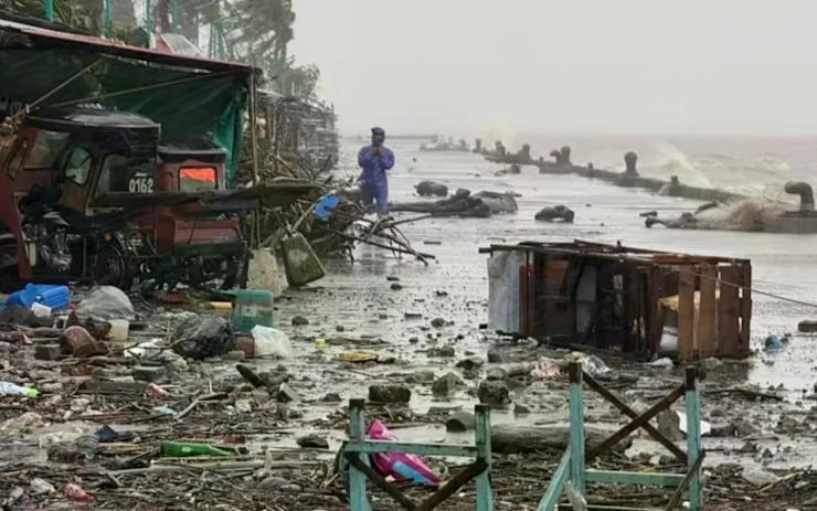 Thị trấn Aparri, tỉnh Cagayan của Philippines tan hoang sau khi bão Ragasa quét qua. Ảnh: AFP.