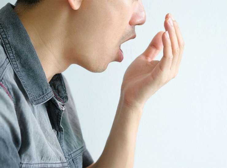 Hơi thở hôi là dấu hiệu của nhiều bệnh bao gồm bệnh gan. Ảnh minh họa: Drrickdentistry
