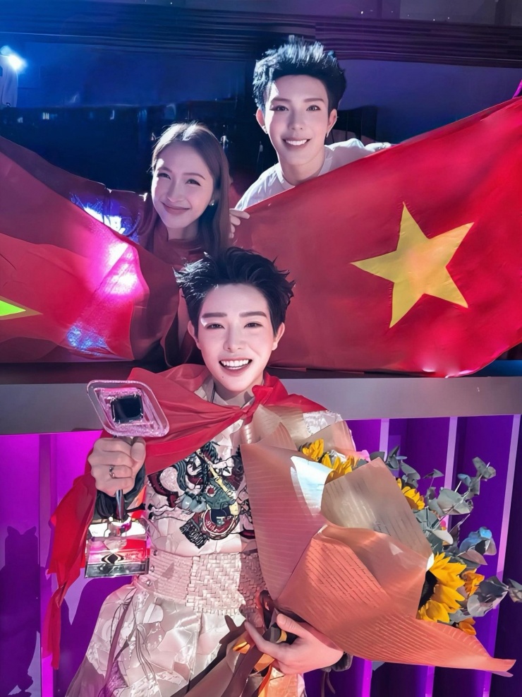 Hòa Minzy và ERIK sang tận Nga cổ vũ Đức Phúc thi Intervision 2025.