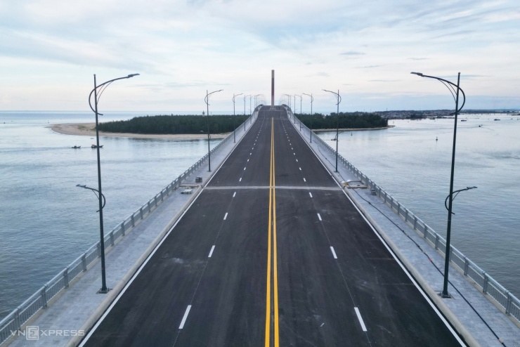 Cầu vượt cửa biển dài nhất miền Trung trước ngày thông xe - 2