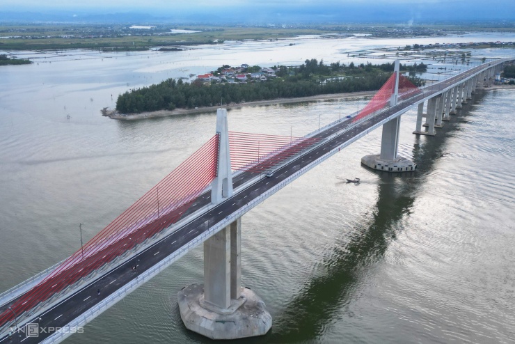 Cầu vượt cửa biển dài nhất miền Trung trước ngày thông xe - 3