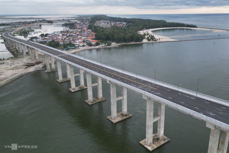 Cầu vượt cửa biển dài nhất miền Trung trước ngày thông xe - 6