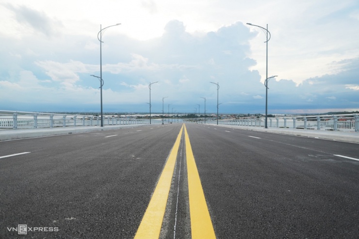 Cầu vượt cửa biển dài nhất miền Trung trước ngày thông xe - 7