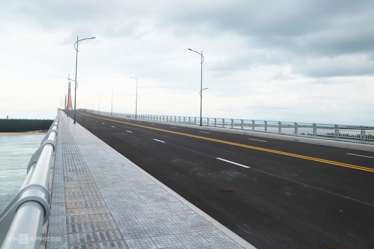 Cầu vượt cửa biển dài nhất miền Trung trước ngày thông xe - 5