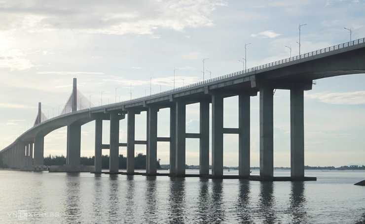 Cầu vượt cửa biển dài nhất miền Trung trước ngày thông xe - 9