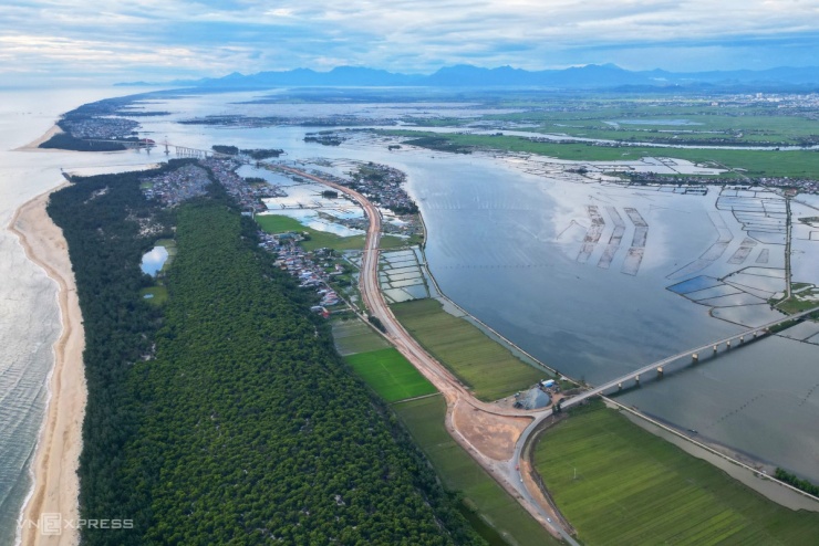 Cầu vượt cửa biển dài nhất miền Trung trước ngày thông xe - 11