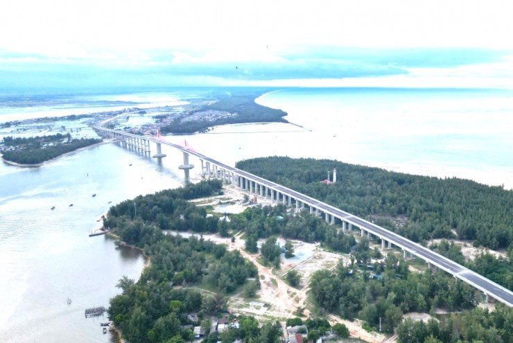 Cầu vượt cửa biển dài nhất miền Trung trước ngày thông xe