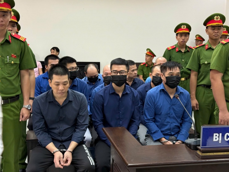 Hình ảnh áp giải Bình “kiểm” đến tòa sáng nay - 2