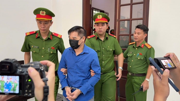 Bình "kiểm" được áp giải tới toà