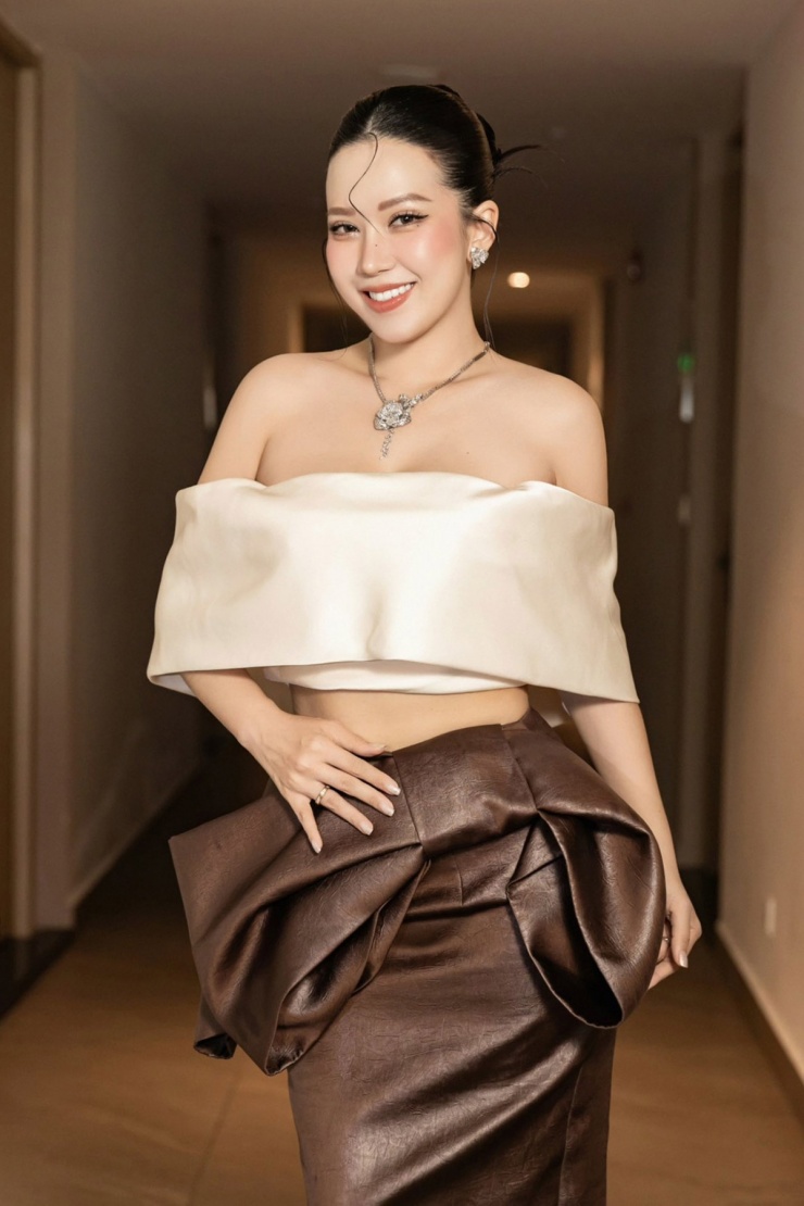 Tránh gò bó phong cách trong một số kiểu dáng nhất định, Thu Hà chăm chỉ cập nhật xu hướng và thử nghiệm đủ thiết kế như bất đối xứng, trễ vai, dựng phom 3D, cắt khoét chừng mực...