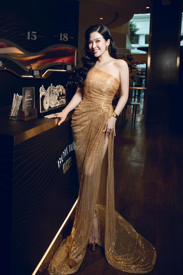 Xiêm y ánh kim xẻ cao tới hông đem lại vẻ quyến rũ, hiện đại và giúp Thu Hà tỏa sáng dưới ánh đèn.
