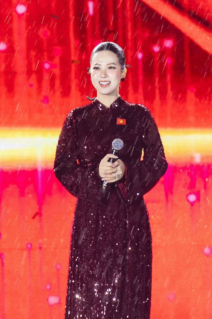 Cử nhân ngành Luật chọn áo dài truyền thống và tạo điểm nhấn bằng chất liệu sequin lấp lánh khi dẫn chương trình truyền hình trực tiếp kỷ niệm 80 năm Quốc khánh.