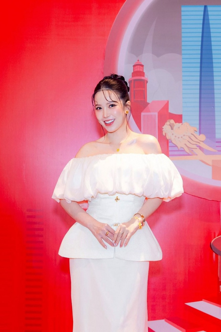 Với sự kiện về kinh tế và bất động sản, Thu Hà ghi điểm cùng bộ skirt suit biến tấu tay phồng chiết eo vừa vặn, khắc họa hình ảnh quý cô thành đạt.