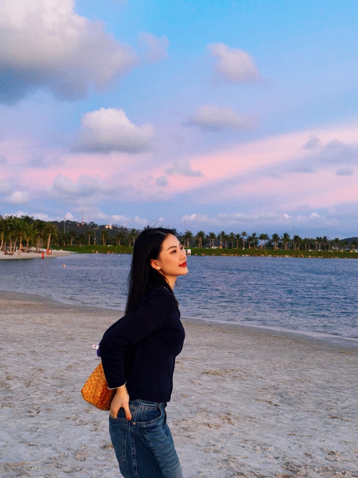 Phong cách thời trang của hoa hậu sinh năm 1998 được đánh giá cao khi thường xuyên có sự đổi mới, thậm chí có thời điểm cô đổi style tóc ngắn, nhuộm đỏ...