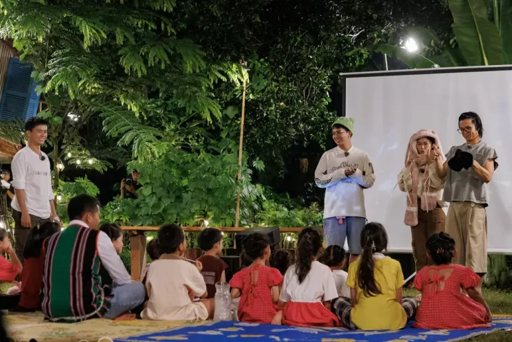 Gia đình Haha đã tổ chức buổi chiếu phim hoạt hình đặc biệt dành cho trẻ em. Ảnh: NSX