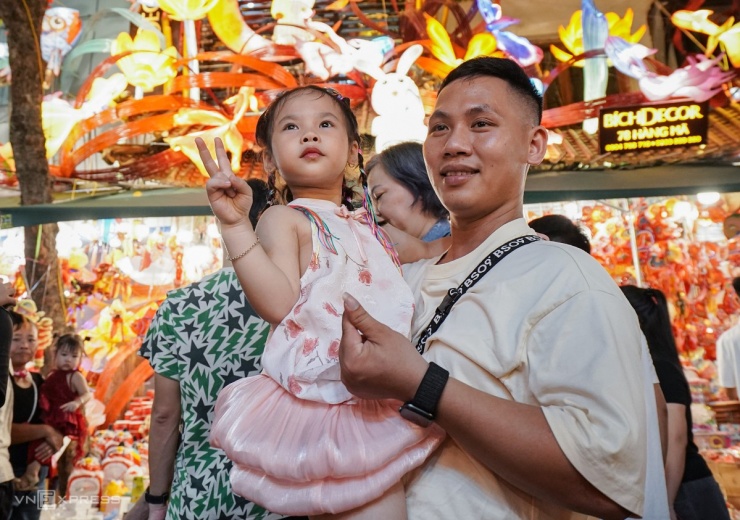 Đông nghịt người chơi Trung thu sớm trên phố Hàng Mã - 4