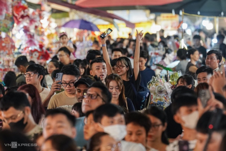 Đông nghịt người chơi Trung thu sớm trên phố Hàng Mã - 3