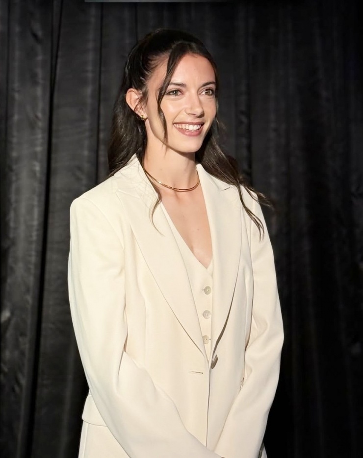 Thỉnh thoảng, để thay đổi hình ảnh, nữ tiền vệ chọn một số bộ suit đơn sắc, phối trang sức đơn giản.