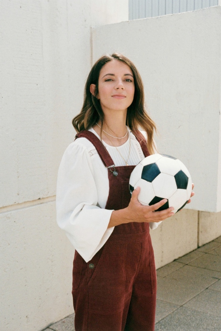 Đời thường, Bonmatí thường chọn trang phục cơ bản như áo phông, quần shorts, quần jeans ống đứng, đầm hai dây, váy chữ A in hoa, quần yếm. Thay vì giày cao gót, giày búp bê, cô phối chúng với sneakers.