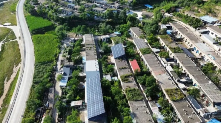 Những mái nhà ngày nào chỉ để phơi ngô, chất củi, giờ đây dưới nắng trở thành kho báu năng lượng, khi tấm pin mặt trời biến ánh sáng thành nguồn thu nhập ổn định cho bà con. Ảnh: Wexin