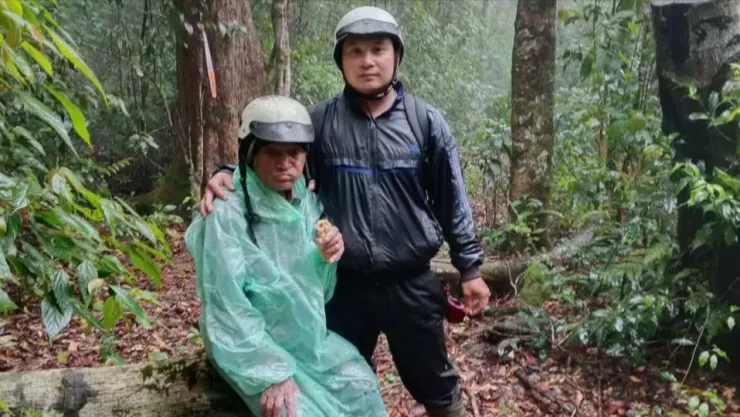 Lực lượng chức năng tỉnh Lâm Đồng đã tìm được cụ ông 78 tuổi bị lạc trong rừng suốt sáu ngày. Ảnh: CP