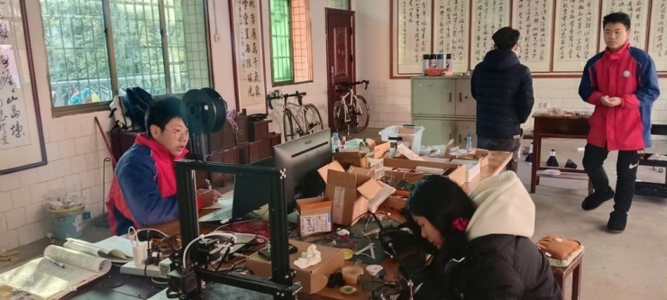 Trương cùng bạn bè nghiên cứu chế tạo tên lửa trong văn phòng do nhà trường cấp. ﻿Ảnh: Handout