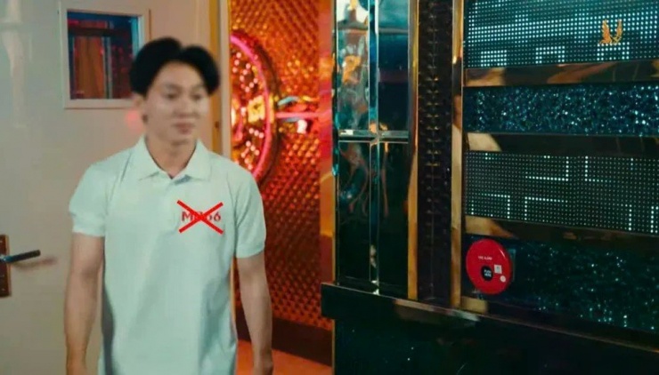MV của nhóm chứa hình ảnh có ghi tên miền, logo được cho là quảng cáo trang web cá độ.