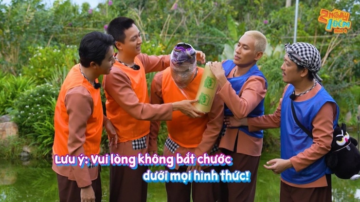Tình huống Lê Dương Bảo Lâm bị bịt kín mặt bằng màng bọc thực phẩm.