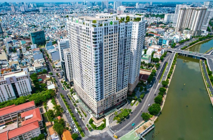 Từ năm 2021 đến nay, TPHCM cũ không còn loại nhà ở thương mại giá vừa túi tiền có giá bán dưới 30 triệu đồng/m2 và rất thiếu nhà ở xã hội.