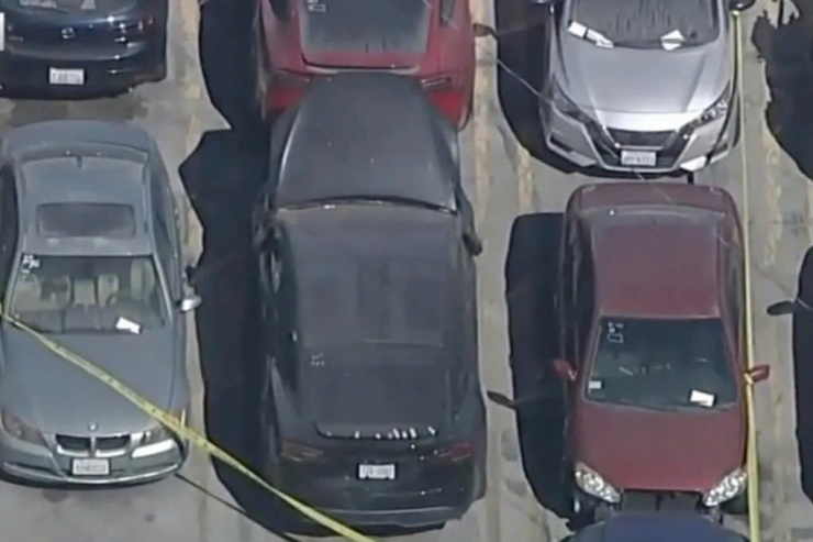 Chiếc Tesla (giữa) nơi thi thể được phát hiện được đăng ký dưới tên David Anthony Burke. Ảnh: KABC