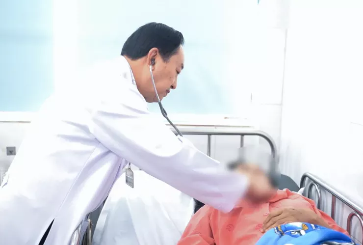 Bệnh nhân TTA (40 tuổi) đang điều trị ở khoa Chấn thương sọ não. Ảnh: BVCC