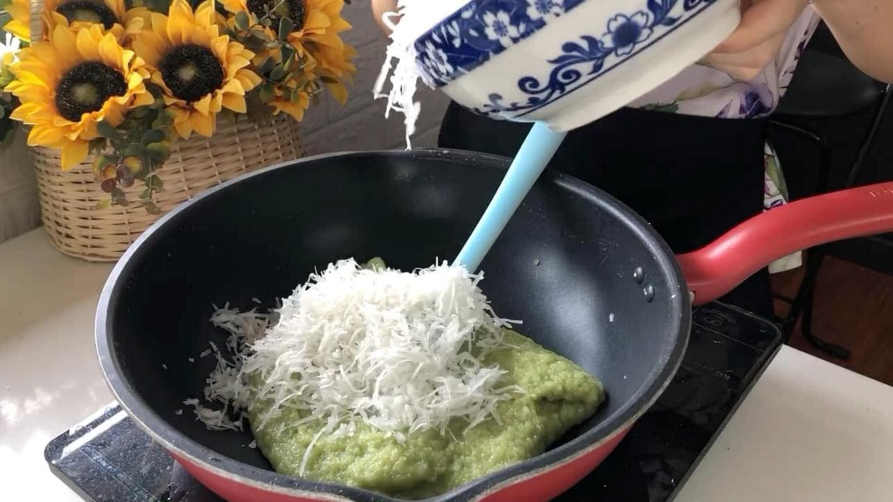 Khi mới xào, hạt cốm sẽ tơi rời rạc, nhưng sau đó sẽ dần trở nên dẻo dính thành một khối.&nbsp;Đảo đều tay liên tục đến khi nhân cốm dẻo dai nhưng có độ "đứng" nhất định. Thử xắn một miếng cốm nhỏ kiểm tra, nếu&nbsp;không thấy cốm bị chảy bẹt hoặc độ chảy rất ít là cốm xào đủ độ. Tắt bếp rồi trộn đều cốm với dừa đã sên.