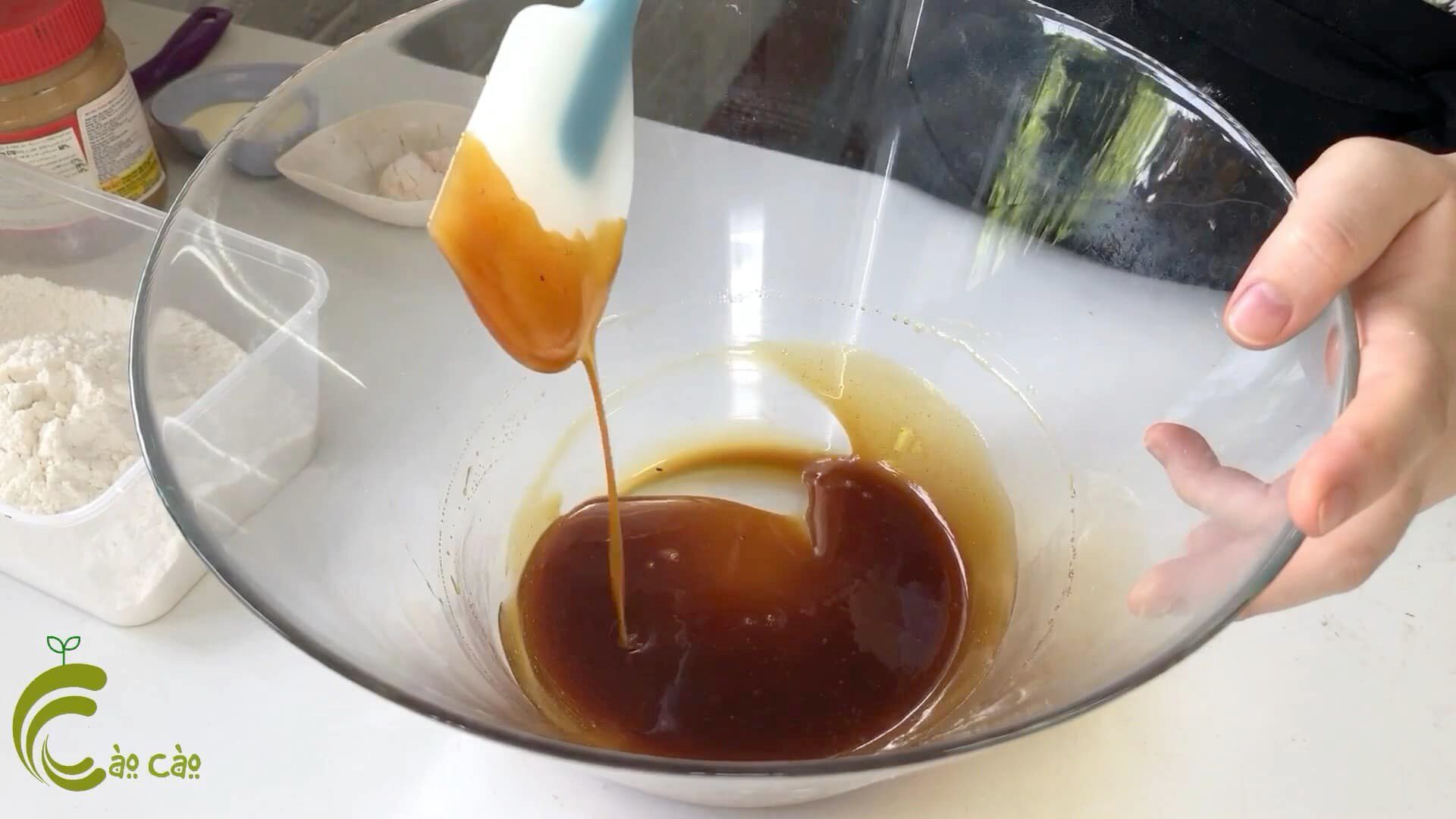 Cho baking soda vào nước đường, khuấy đều, đợi 10 phút&nbsp;cho baking soda phản ứng hết. Thêm bơ đậu phộng và dầu ăn vào, dùng phới lồng khuấy đều đến khi được hỗn hợp đồng nhất.