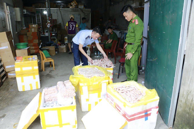 Lực lượng chức năng kiểm tra tại kho đông lạnh.