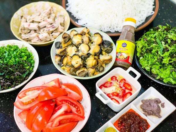 Nguyên liệu làm bún ốc.