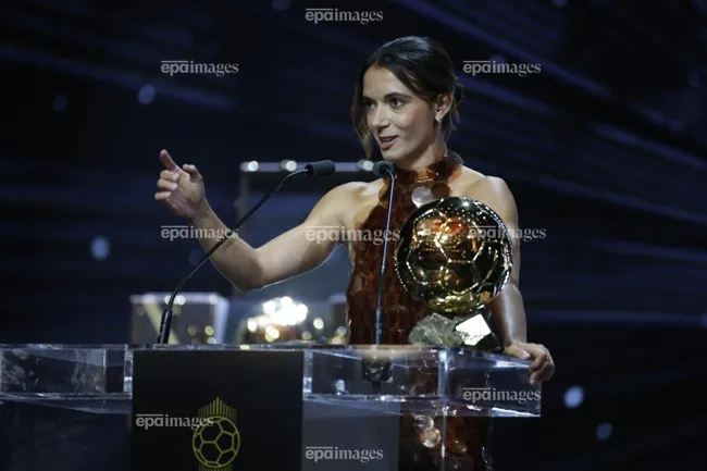 Lần thứ 3 liên tiếp, Quả bóng vàng nữ vinh danh Bonmati. Ảnh: EPA.