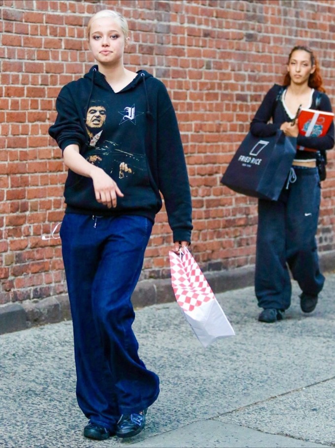 Theo Daily Mail, Shiloh và Keoni chuyển đến sống cùng nhau trong một căn hộ chung cư ở Los Angeles từ đầu mùa hè. Dù hai người chưa xác nhận bất cứ điều gì về mối quan hệ, họ đã dành nhiều thời gian bên nhau trong một năm qua. Đôi bạn lộ ảnh thân mật lần đầu vào tháng 11 năm ngoái. Keoni là một vũ công chuyên nghiệp, quen Shiloh tại lớp học nhảy.