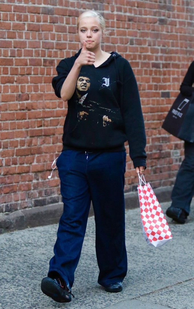 Trong lần xuất hiện này, vũ công kiêm biên đạo múa sinh năm 2006 trông chững chạc và cá tính hơn so với khi cô được chụp hình bên ngoài căn hộ với Keoni vào tháng 7. Shiloh trông khác lạ với màu tóc và phụ kiện mới. Thay vì mái tóc vàng quen thuộc, cô đã chuyển sang màu bạch kim nổi bật, vuốt gọn gàng ra phía sau. Shiloh cũng gây ấn tượng với khuyên môi và kiểu trang điểm mắt khói, khác hẳn vẻ ngoài mộc mạc trước đây.