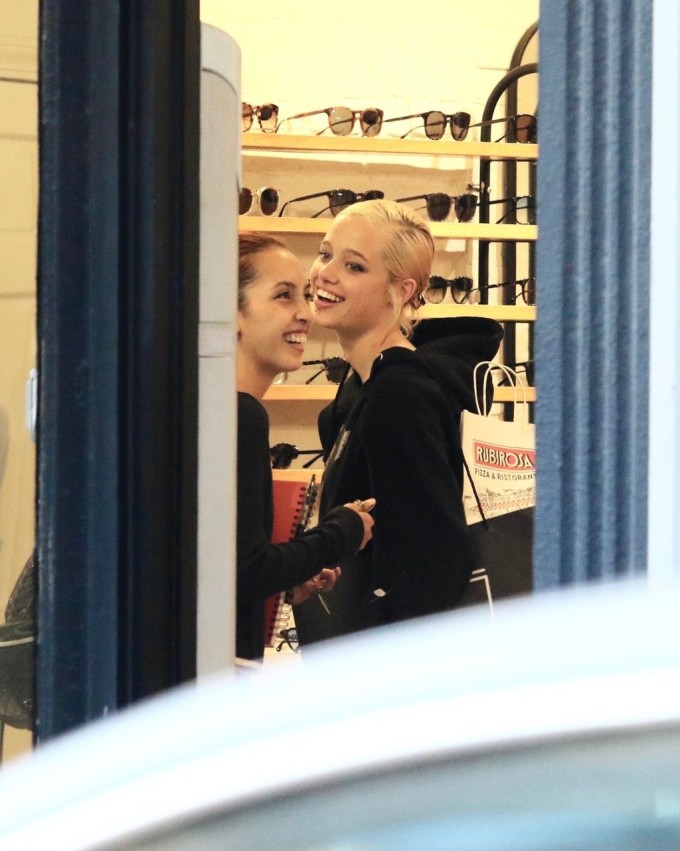 Trong loạt ảnh được trang Dnevnik đăng tải hôm 21/9, Shiloh tíu tít bên vũ công Keoni Rose tại khu phố Lower Manhattan ở New York. Hai cô gái tham gia lễ hội Feast of San Gennaro ở khu Little Italy.