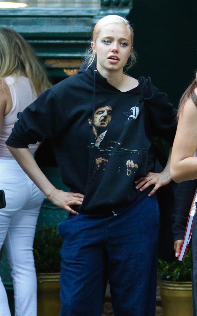 Con gái ruột đầu lòng của Angelina Jolie và Brad Pitt được nhận xét ngày càng giống mẹ hồi trẻ, từ gương mặt tới phong cách. Thời tuổi teen, Angelina từng là cô gái nổi loạn, có cá tính mạnh và thích mặc đồ đen kiểu bụi bặm. Năm 20 tuổi, trong quá trình quay phim Foxfire (1996), cô nảy sinh tình cảm với nữ bạn diễn Jenny Shimizu. Minh tinh từng thừa nhận trên tạp chí Girlfriends, cô 'yêu Jenny ngay từ cái nhìn đầu tiên' và cho biết nếu không gặp Jonny Lee Miller (người chồng đầu), có lẽ cô đã kết hôn với Shimizu.