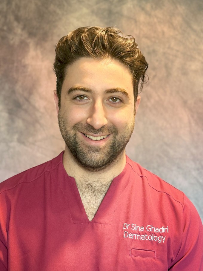 Bác sĩ Sina Ghadiri tốt nghiệp Cử nhân Y khoa và Cử nhân Phẫu thuật tại Đại học Cambridge. Ông cũng có bằng Thạc sĩ danh dự với nền tảng về Sinh lý học, Phát triển và Khoa học Thần kinh. Ông hiện là Thành viên của Hội Bác sĩ Hoàng gia (MRCP) với chứng chỉ chuyên khoa về da liễu.