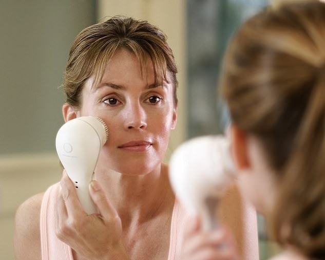 Chuyên gia da liễu người Anh không đánh giá cao công dụng của các loại cọ rửa mặt.