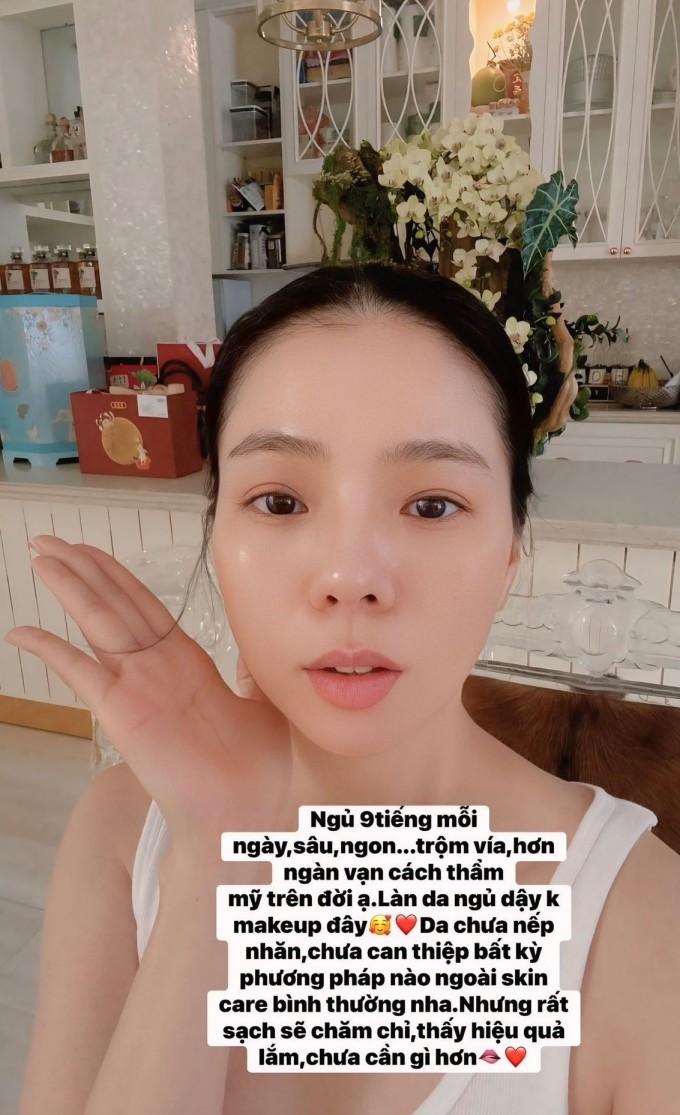 Lệ Quyên khoe da mộc khi mới ngủ dậy. Ca sĩ cho biết ngoài các bước chăm sóc da hàng ngày tại nhà, cô chưa dùng bất kỳ phương pháp thẩm mỹ trẻ hóa nào.