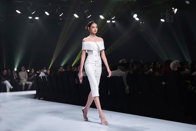 Bước ra khỏi cuộc thi sắc đẹp, Bé Quyên bung tỏa sức hút trên sàn diễn thời trang, liên tục được các nhà thiết kế hàng đầu như Đỗ Mạnh Cường, Lê Thanh Hòa, Hoàng Minh Hà chọn làm nàng thơ, mời làm vedette trong các bộ sưu tập và show trình diễn.