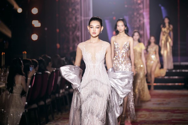 Trên sàn diễn, người đẹp Gen Z thu hút ánh nhìn bởi vẻ đẹp sắc sảo, đường cong gợi cảm, phong cách trình diễn cuốn hút.