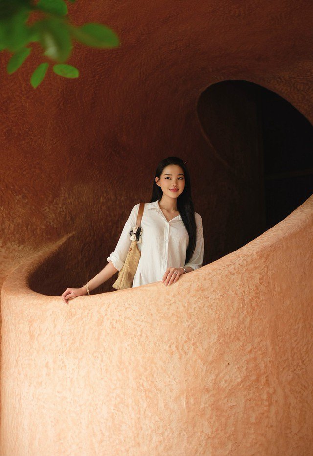 Rời khỏi sàn diễn, cô trở lại trẻ trung, thanh lịch đúng lứa tuổi.