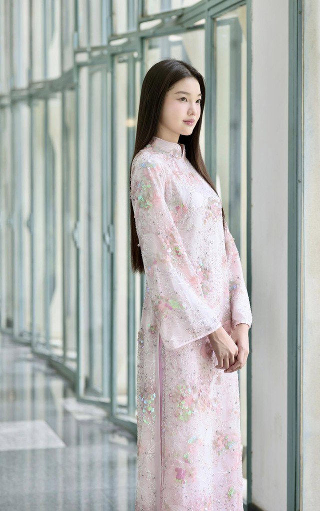 Bé Quyên dịu dàng trong tà áo dài.