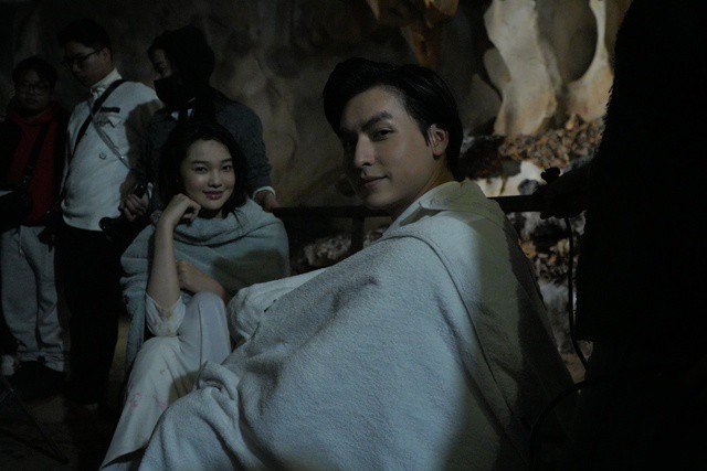 Bé Quyên và nam chính Nguyễn Xuân Thắng (quán quân The Next Gentleman 2024) ở hậu trường cảnh quay trong động Bàn Bù, Thanh Hóa dưới trời lạnh 14 độ C. Người đẹp khen bạn diễn đầy năng lượng, giúp cô nâng đỡ cảm xúc trong từng cảnh quay. Ngoài ra, ở Đồi hành xác: Tà thuyết đen trở lại, cô còn có cơ hội hợp tác với hai diễn viên giàu kinh nghiệm là Hứa Vĩ Văn và Yu Dương. Cô cho biết mình đặc biệt ấn tượng trước phong cách làm việc chuyên nghiệp và tinh thần truyền cảm hứng của các đàn anh, đàn chị, nhờ đó cô cảm thấy thoải mái và tự tin hơn trên phim trường, thay vì bị áp lực.